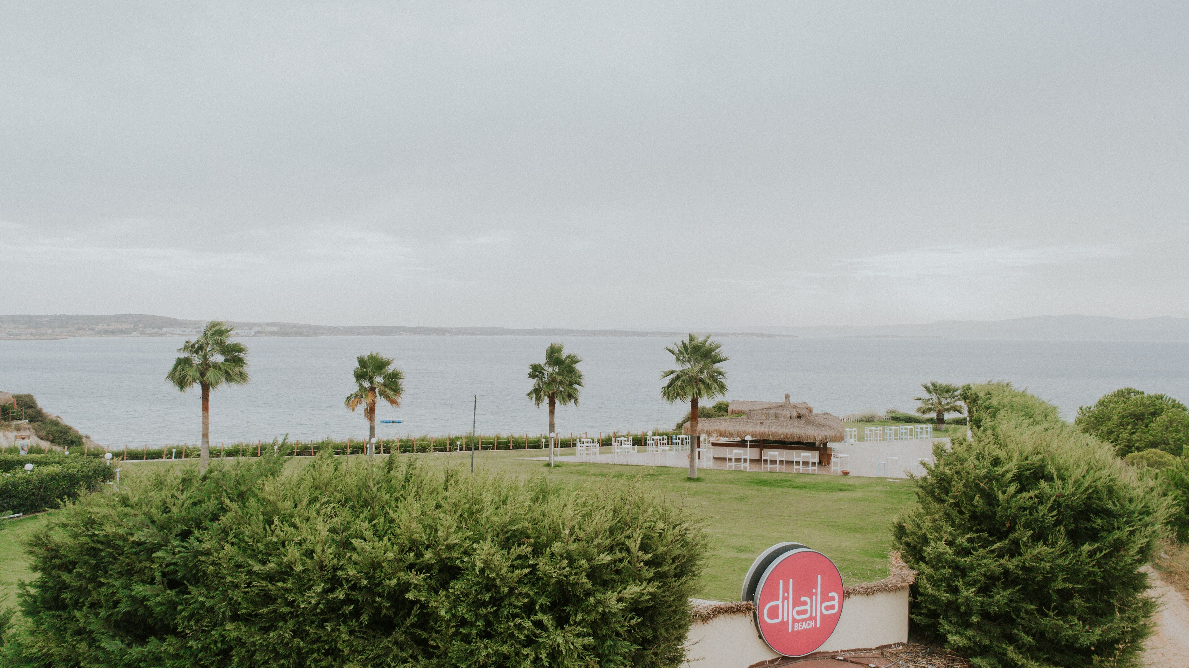 Vista a la playa con un letrero que dice 'dilata beach'.