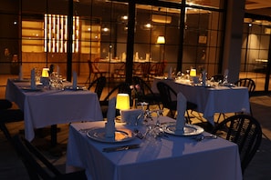 2 restaurantes; se sirven desayunos, cenas y cocina turca