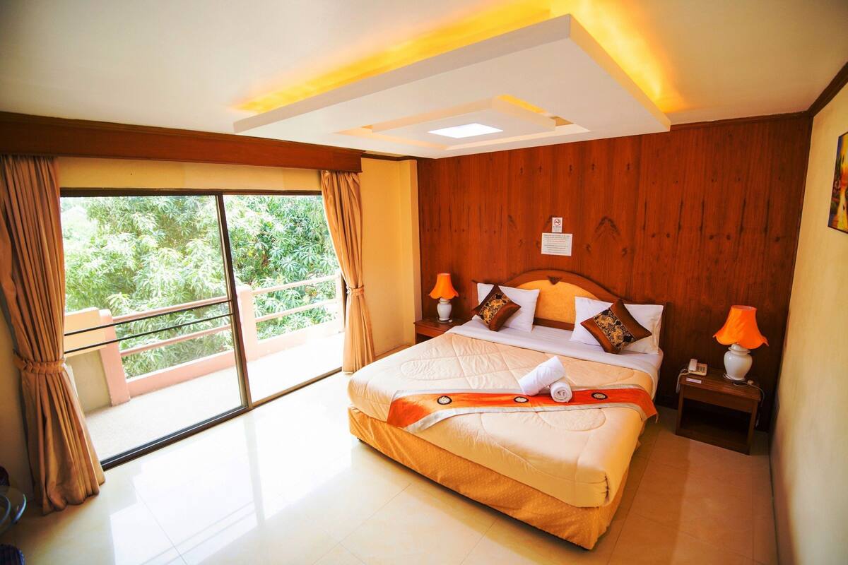 In-room safe, free WiFi