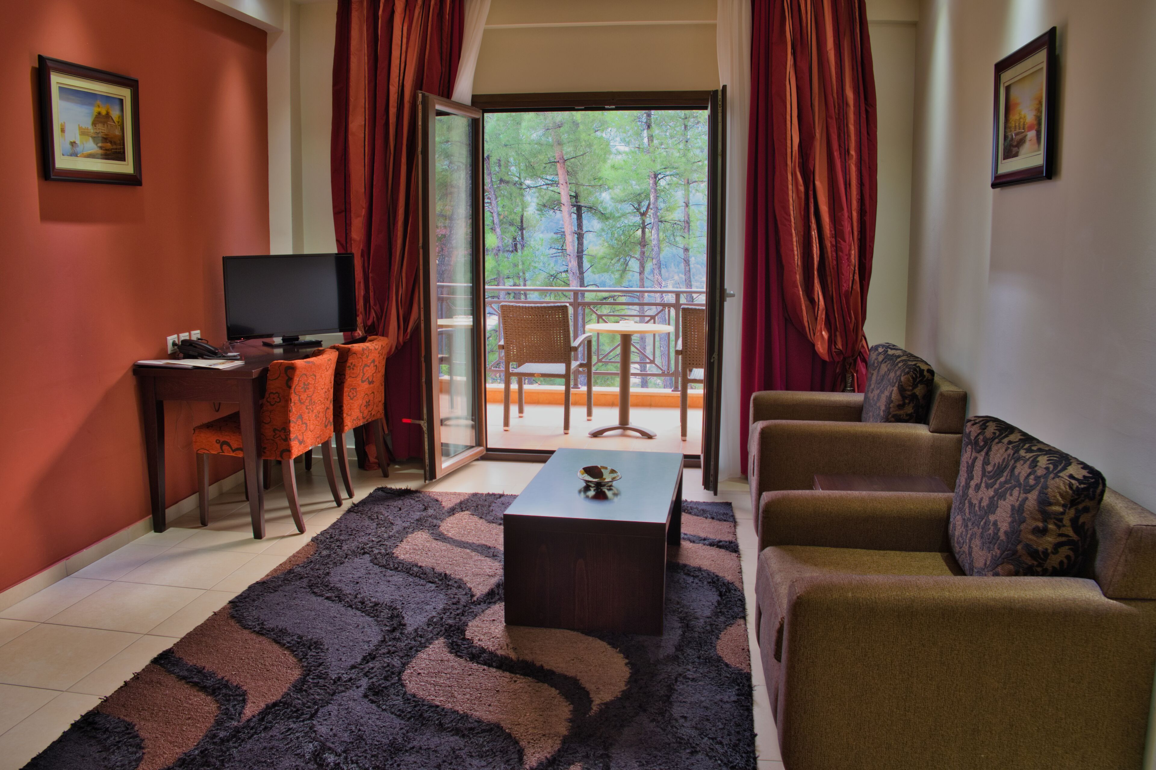 suite | living room | tv