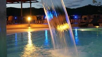 Hồ bơi trong nhà, hồ bơi ngoài trời phục vụ theo mùa