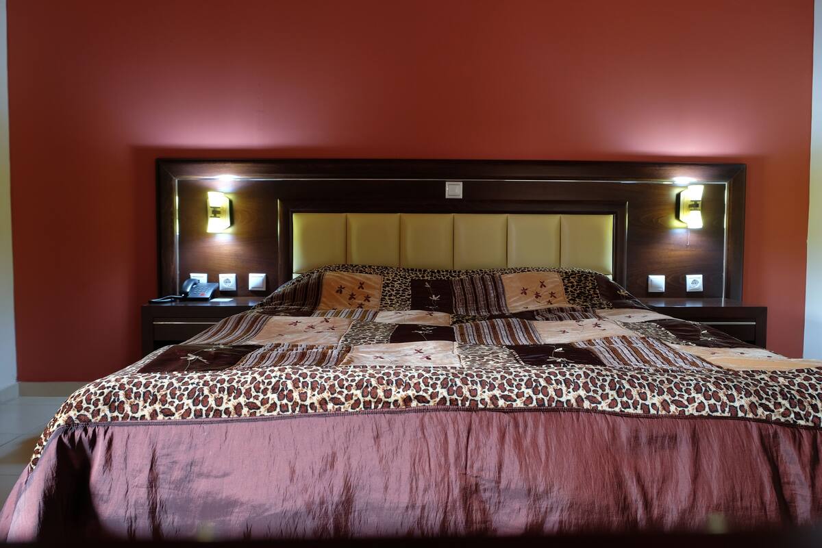 Family Room | Minibar, in-room safe, desk, laptop workspace