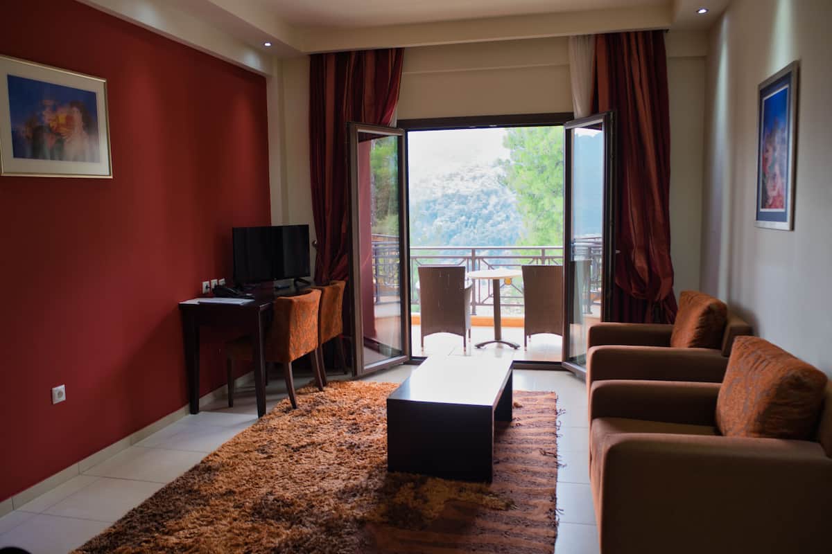 suite | living room | tv