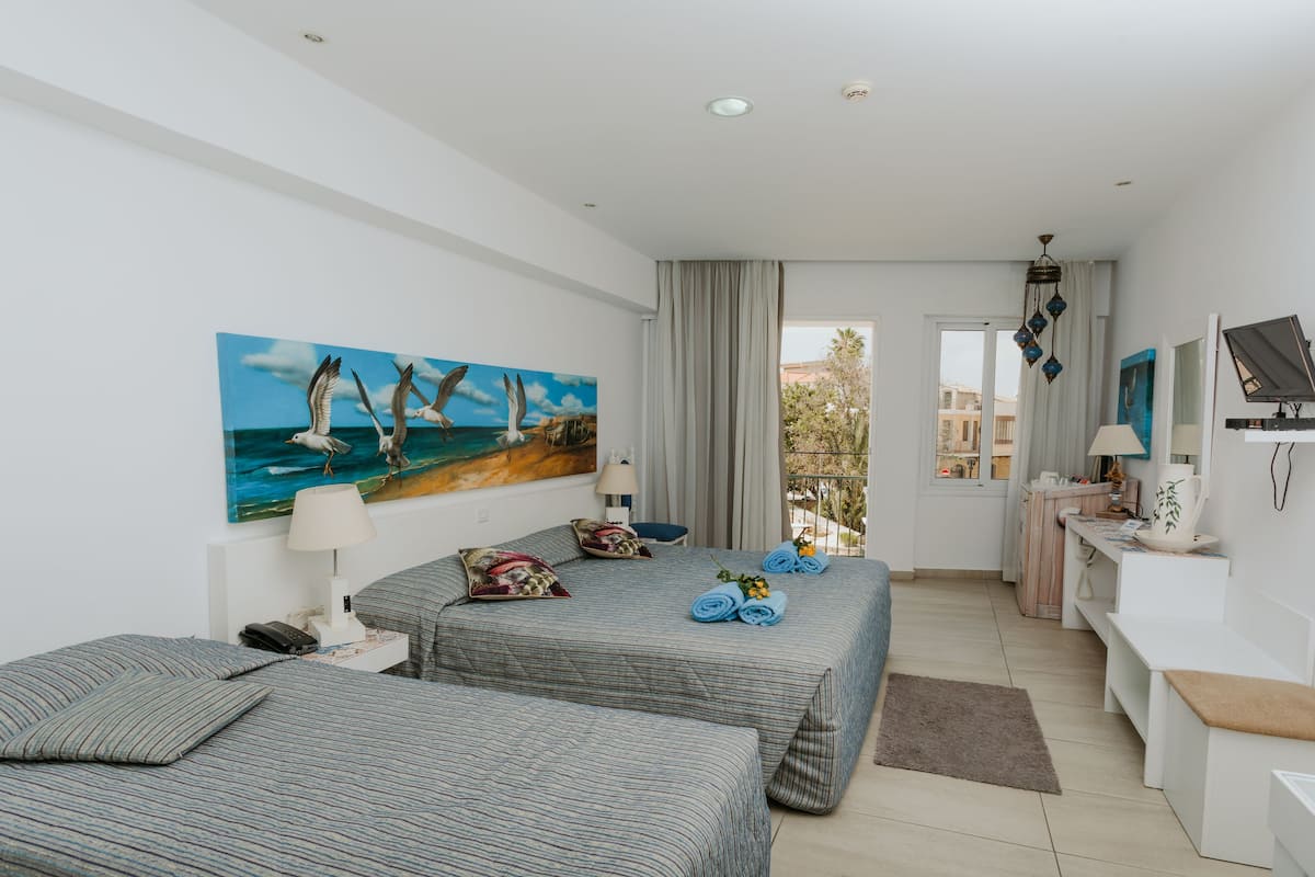 Executive kamer, balkon, uitzicht op stad | Individueel gedecoreerd, geluiddichte muren, een strijkplank/strijkijzer