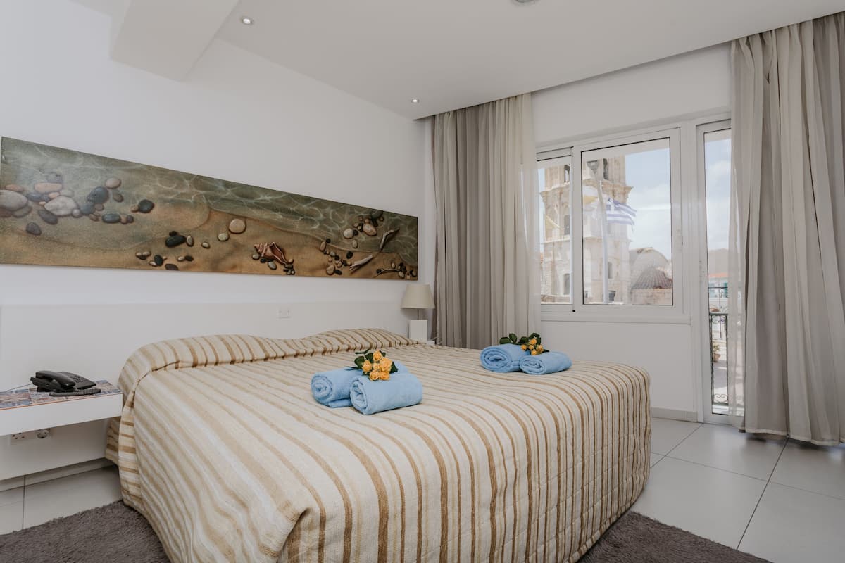Kamer, 1 twee- of 2 eenpersoonsbedden, balkon, uitzicht op stad | Individueel gedecoreerd, geluiddichte muren, een strijkplank/strijkijzer