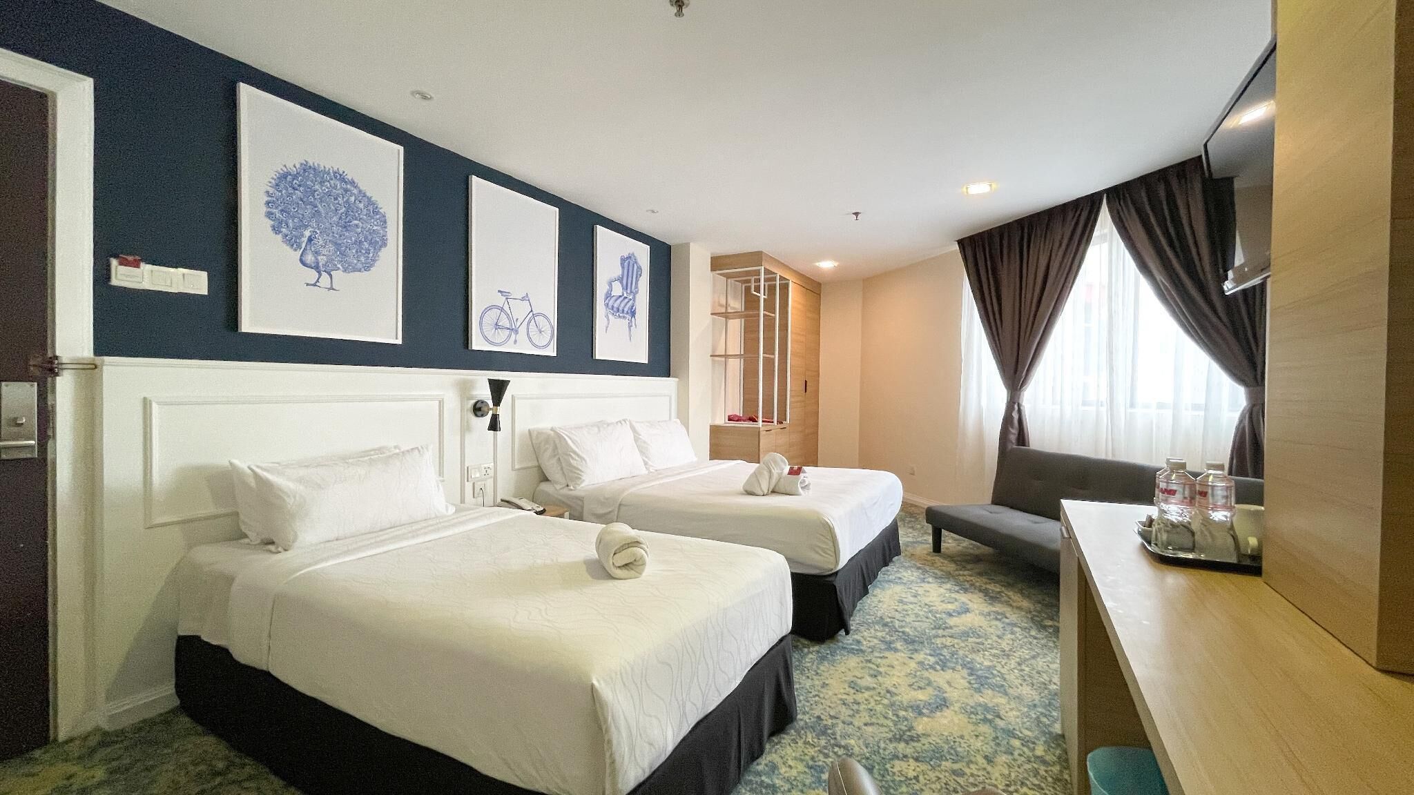 Caja de seguridad en la habitación y espacio para trabajar con laptop 