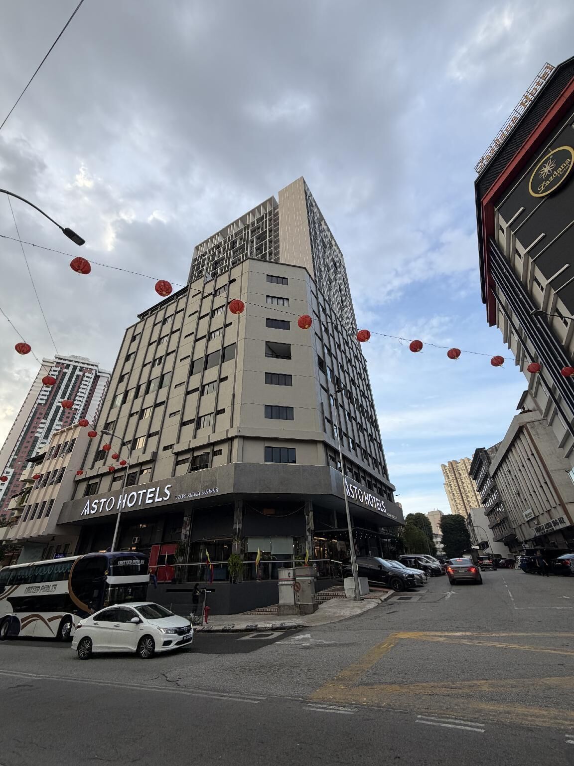Un hotel de diseño moderno, con un llamativo letrero de 'ASTO HOTELS'.