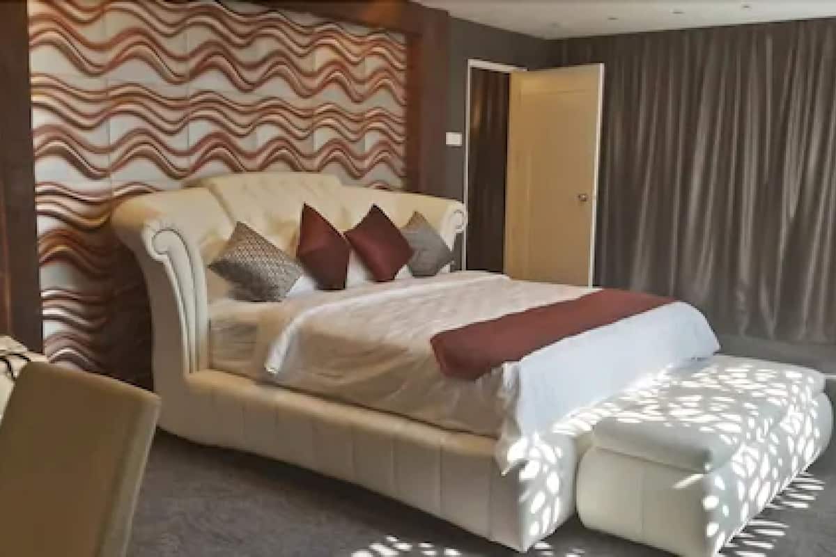 Premier Suite | In-room safe, laptop workspace, free WiFi