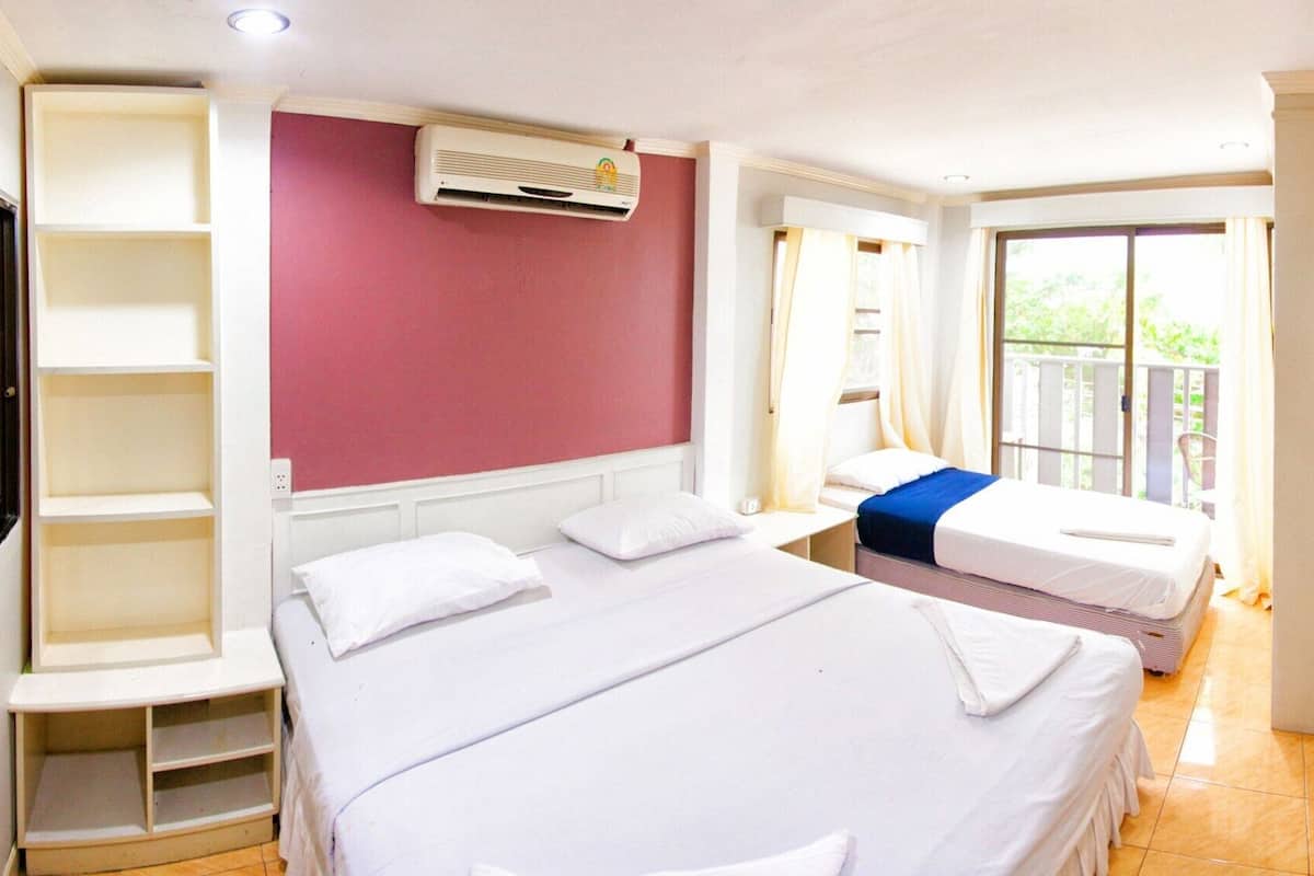 Escritorio, insonorización, wifi gratis y ropa de cama