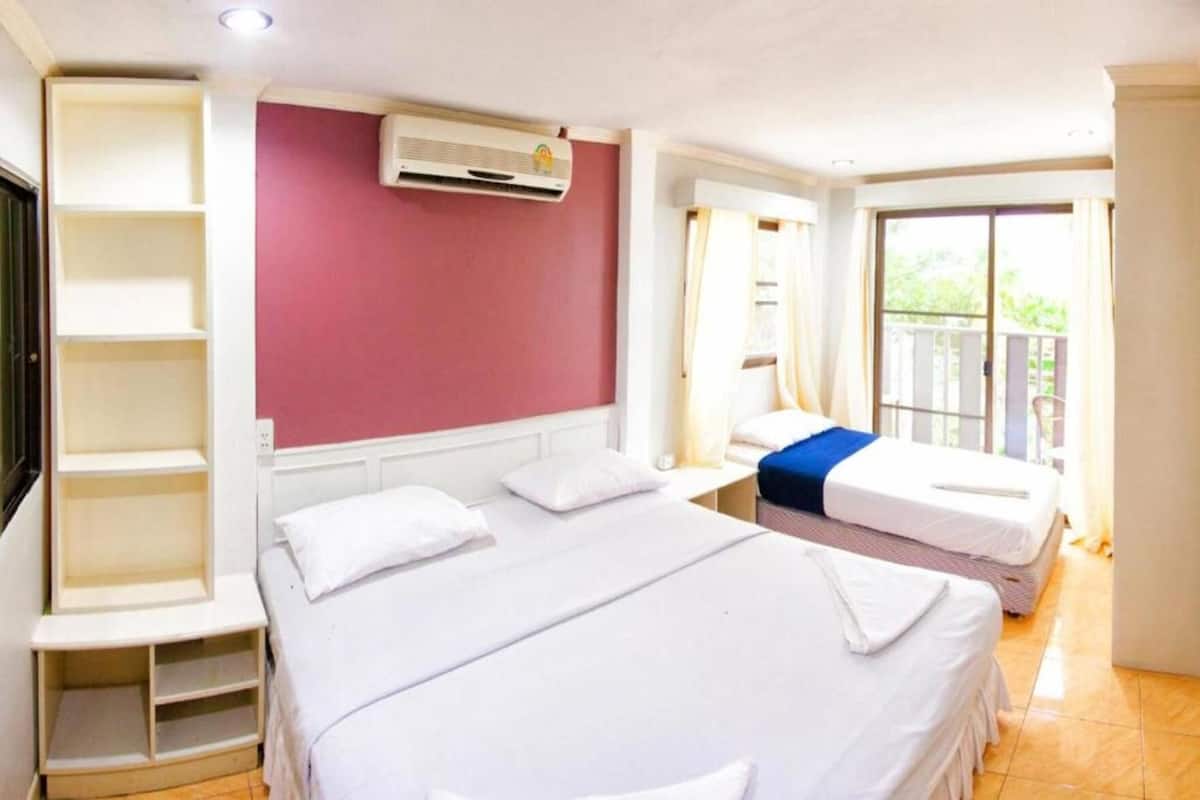 Escritorio, insonorización, wifi gratis y ropa de cama