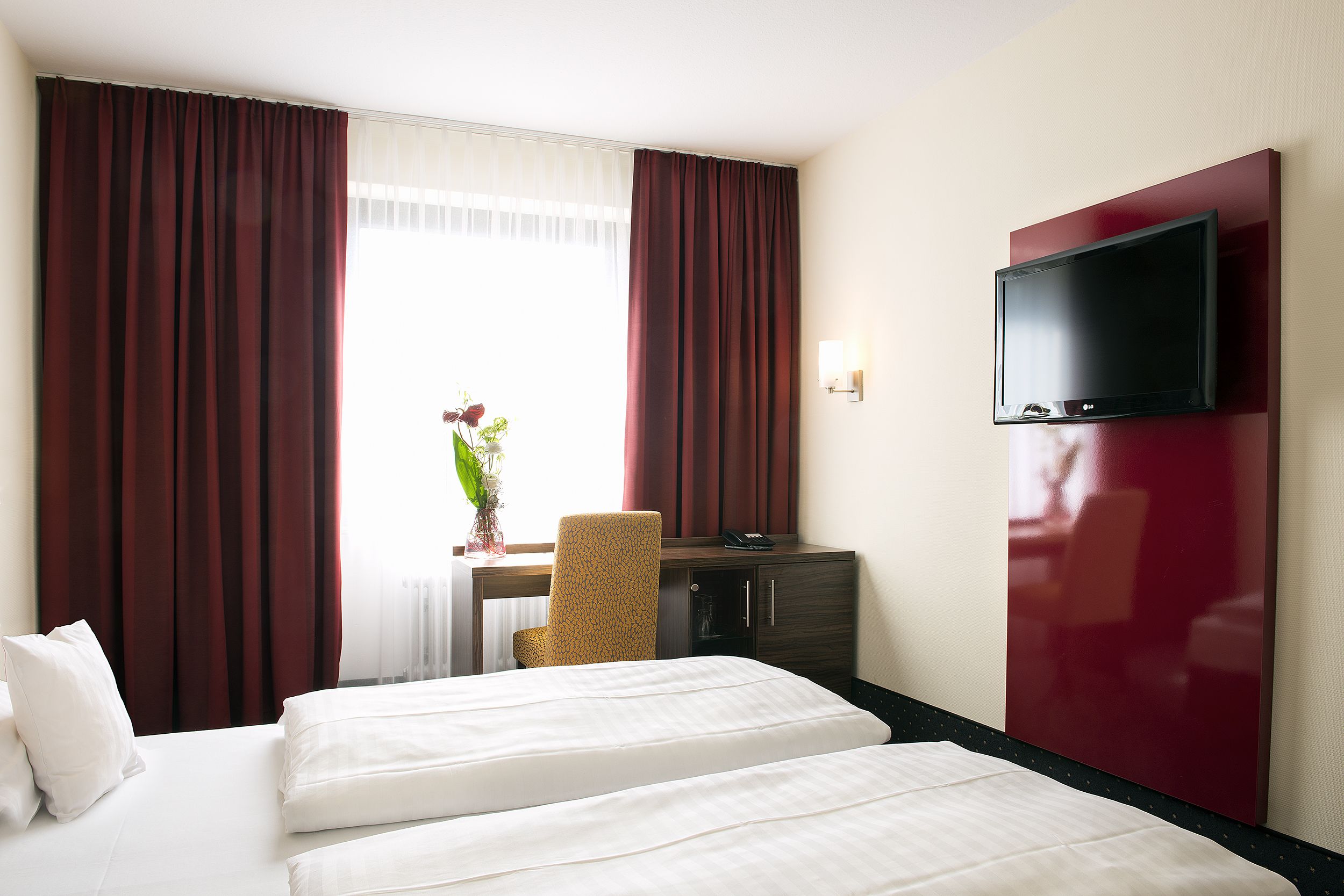 double room | hypo-allergenic bedding, down duvets, minibar, desk