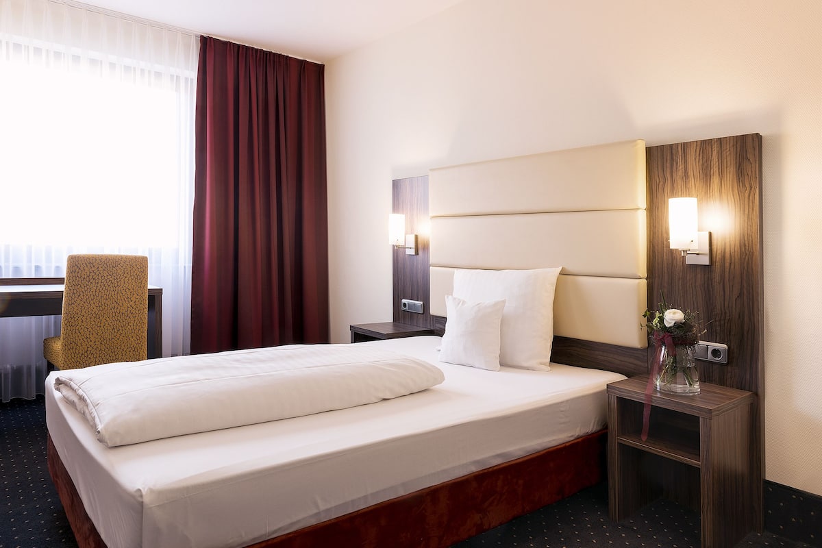 single room | hypo-allergenic bedding, down duvets, minibar, desk