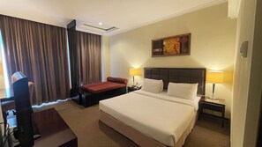 Deluxe Double Room | Minibar, in-room safe, desk, iron/ironing board - Harmoni One Convention Hotel & Service Apartments (Batam)