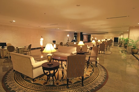 Sala de estar en el lobby. Harmoni One Convention Hotel & Service Apartments