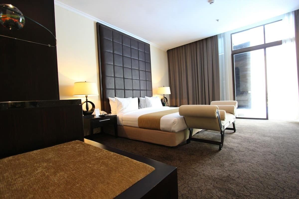 Suite luxueuse (Harmoni Pool) | Minibar, coffre-fort, bureau, fer et planche Ă repasser