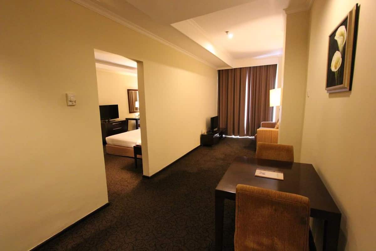 Executive suite | 1 slaapkamer, een minibar, een kluis op de kamer, een bureau