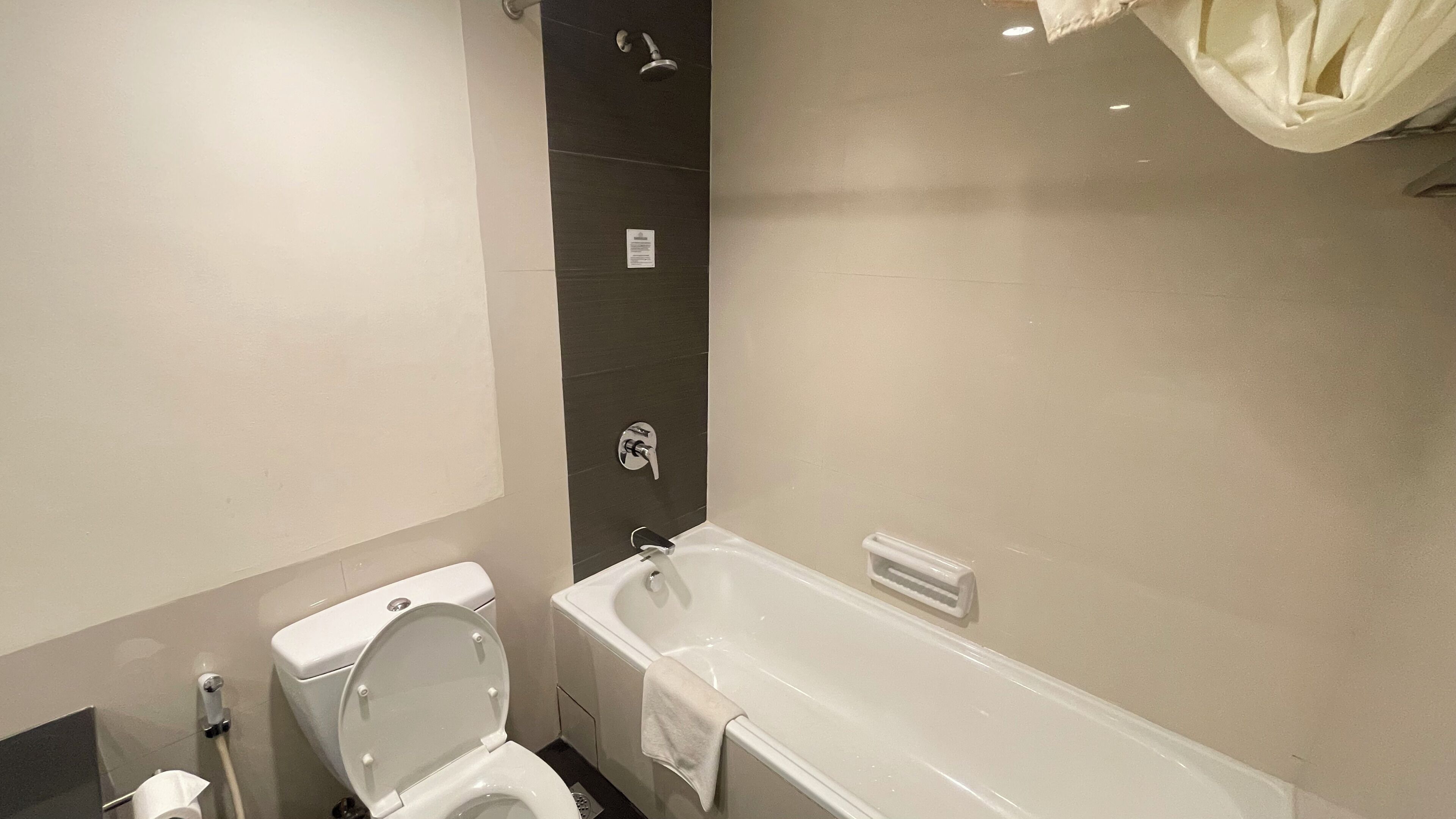 Un baño moderno con inodoro, ducha y bañera.