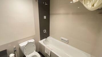 Un baño moderno con inodoro, ducha y bañera.