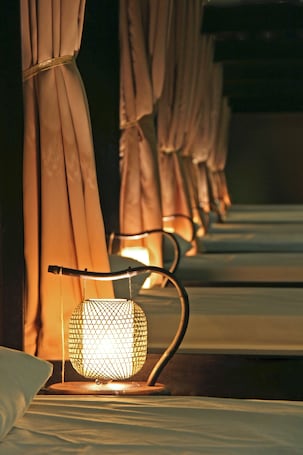 Salas de tratamiento para parejas, una bañera de hidromasaje. Harmoni One Convention Hotel & Service Apartments