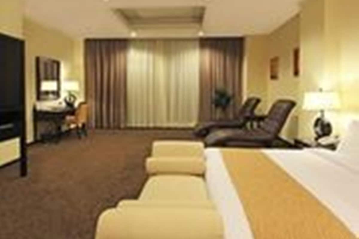 Luksussuite (Harmoni Pool) | Minibar, safe på rommet, skrivebord og strykejern/-brett