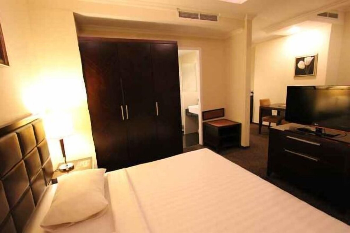 Minibar, in-room safe, desk, iron/ironing board (on request)