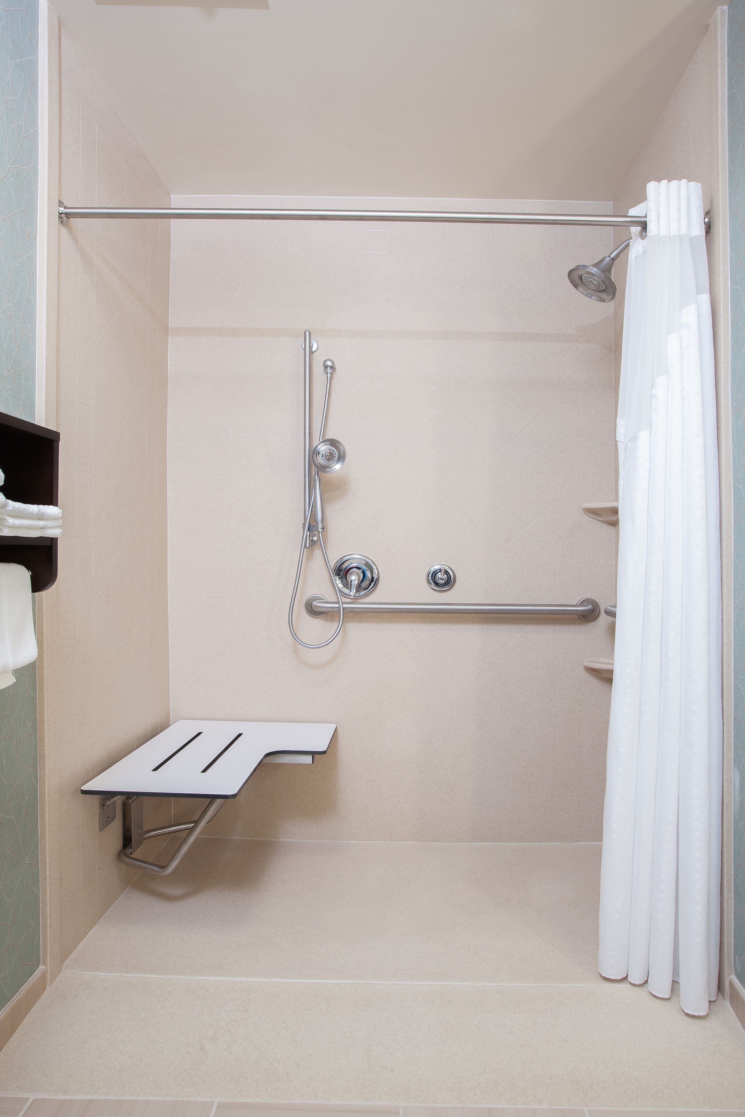 standard room, 1 king bed, accessible (roll-in shower) | bathroom | combined shower/bathtub, deep-soaking bathtub, free toiletries