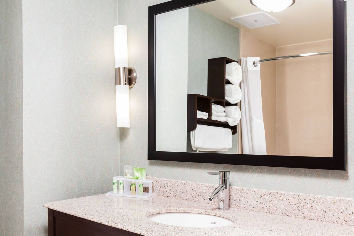 combined shower/bathtub, deep-soaking bathtub, free toiletries