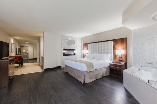 Holiday Inn Express & Suites Eureka by IHG