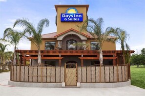Exterior - Days Inn & Suites by Wyndham Houston North-Spring (Houston)