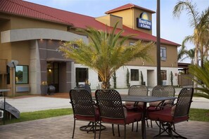 Outdoor dining - Days Inn & Suites by Wyndham Houston North-Spring (Houston)