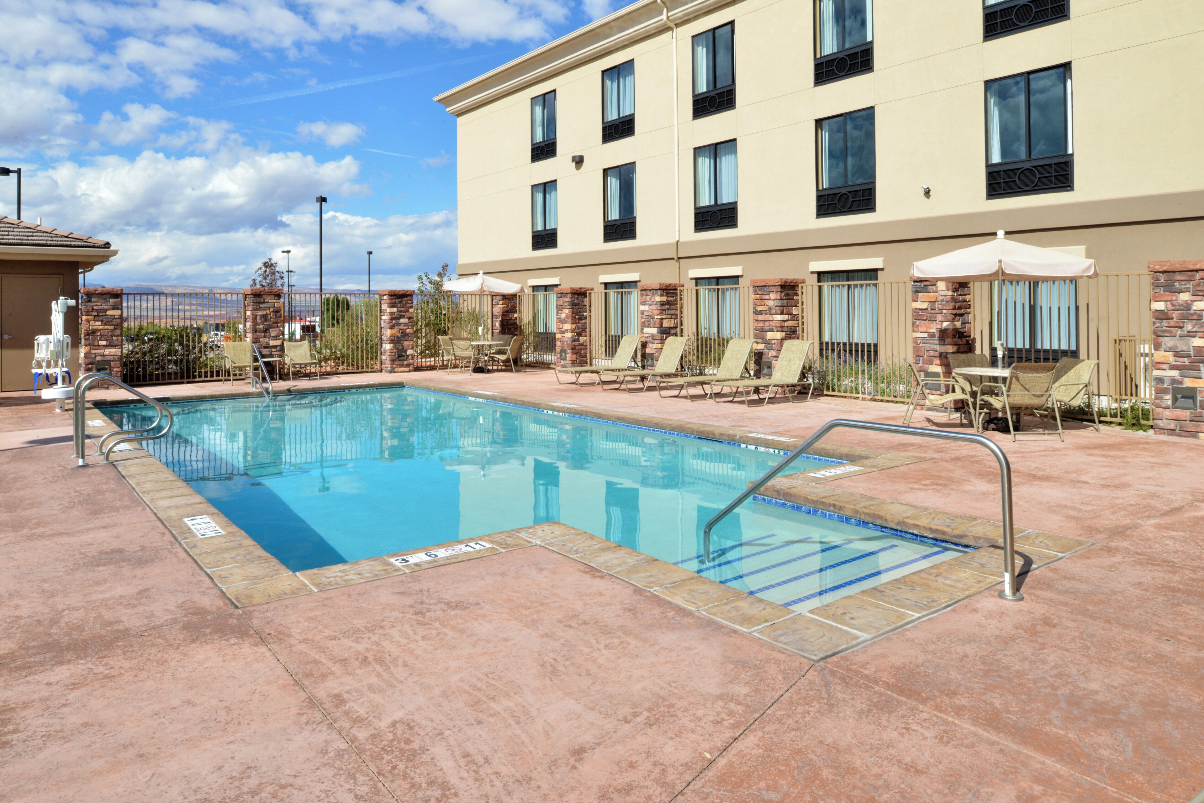 Photo - Holiday Inn Express S Page