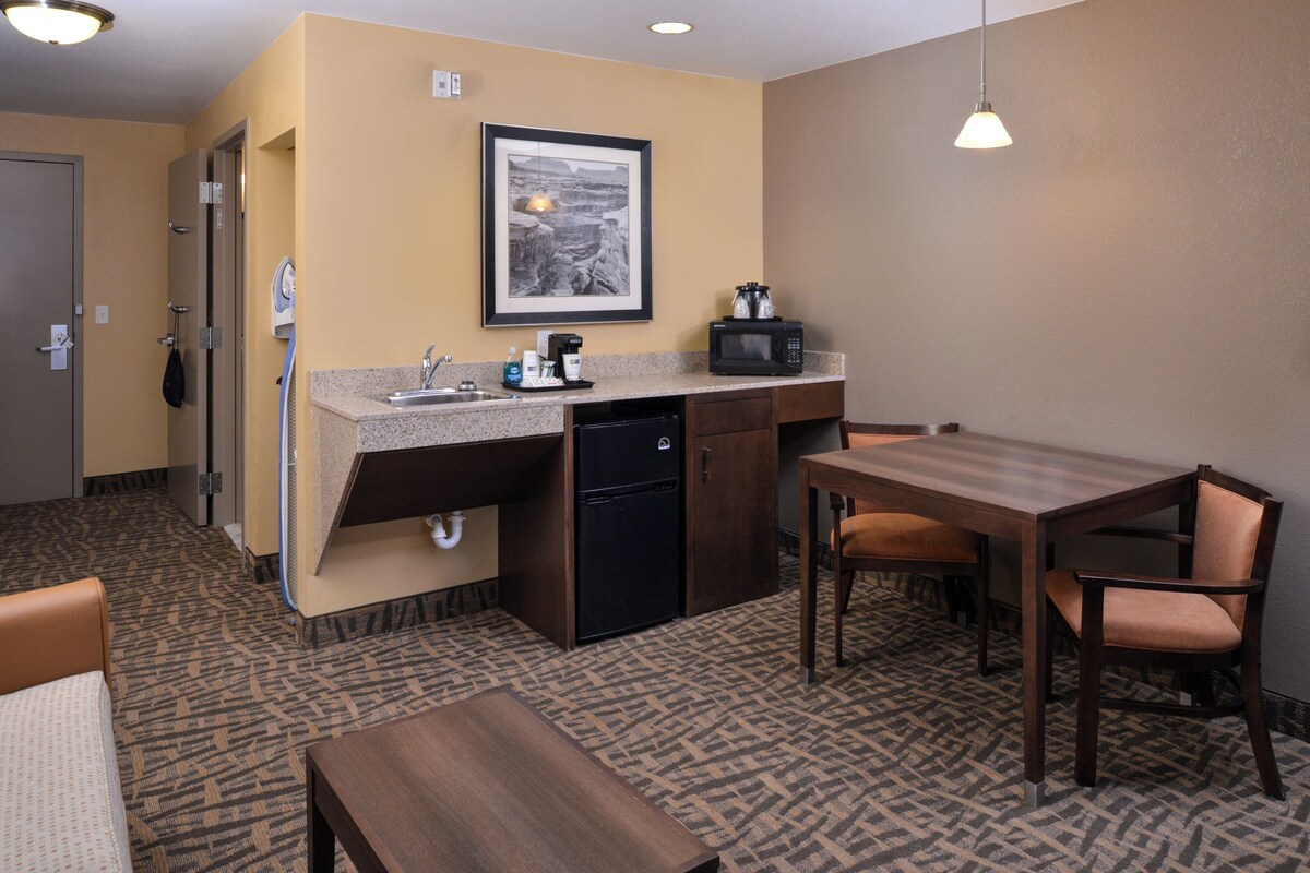 Suite, 1 King Bed, Roll-in Shower (Roll-In Shower) | Desk, blackout drapes, iron/ironing board, cribs (surcharge)