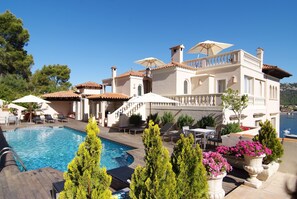 Piscina externa, guarda-sóis, espreguiçadeiras