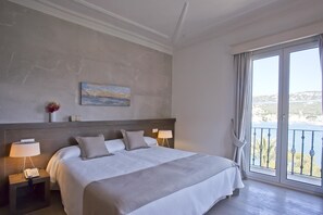 高档床上用品、迷你吧、客房内保险箱、办公桌