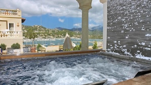 A hot tub with a view of a marina and mountains. - Hotel Villa Italia (Andraitx)