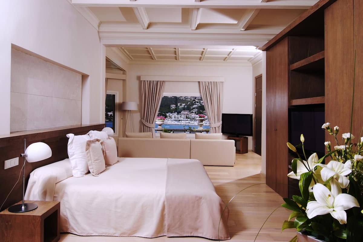 Royal Suite | Premium bedding, minibar, in-room safe, desk