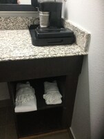 Habitación, 2 camas dobles, no fumadores | Escritorio, tabla de planchar con plancha, wifi gratis y ropa de cama