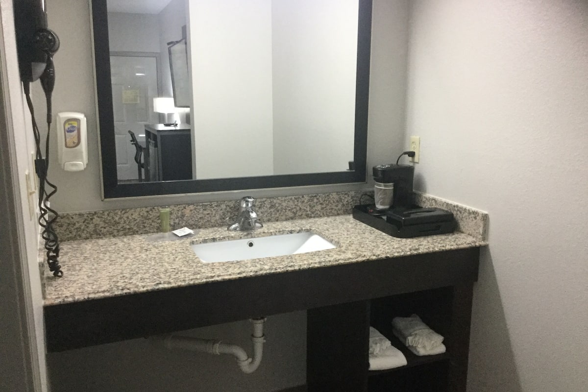 room, 2 double beds, non smoking | desk, iron/ironing board, free wifi, bed sheets