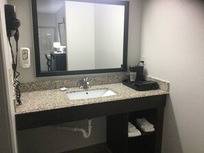 Chambre, 2 lits doubles, non-fumeur | Bureau, fer et planche à repasser, accès au Wi-Fi (inclus)