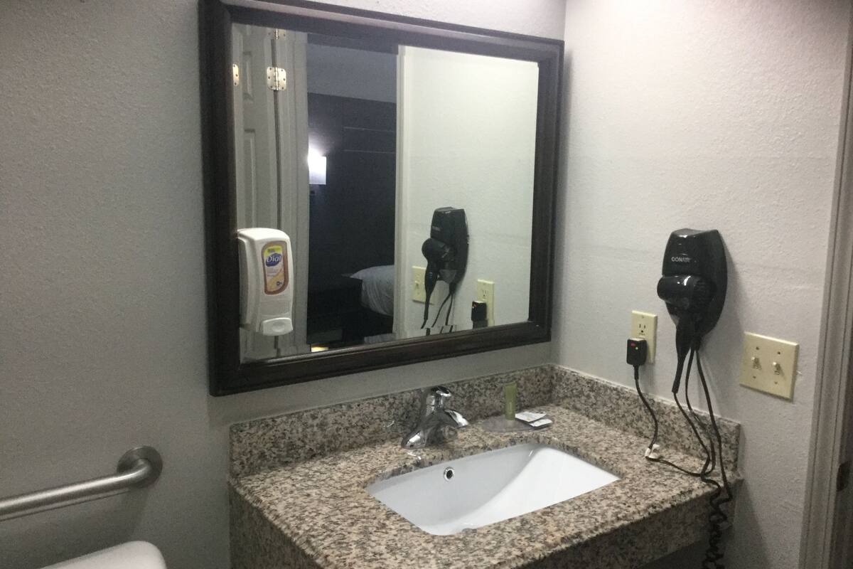 room, 1 king bed, non smoking | bathroom | combined shower/bathtub, hair dryer, towels