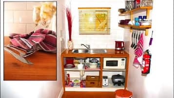 Red Room | Private kitchenette | Full-size fridge, microwave, coffee/tea maker, cookware/dishes/utensils