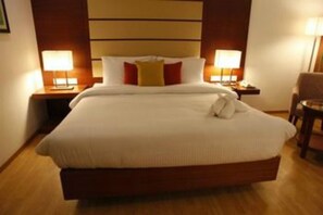 Egyptian cotton sheets, premium bedding, Tempur-Pedic beds, minibar - Lemon Tree Hotel Shimona (Chennai)