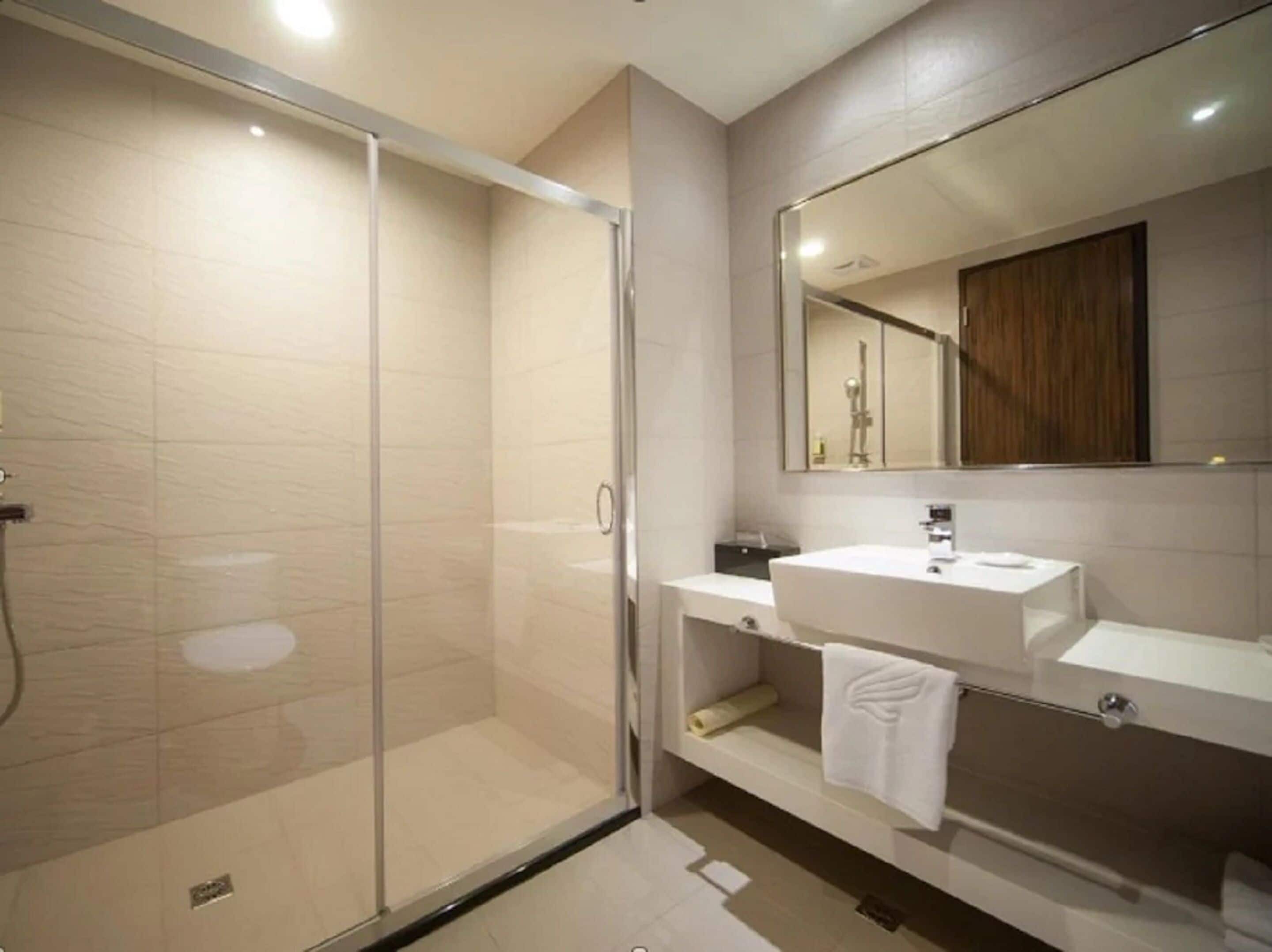 superior twin room | bathroom | shower, hydromassage showerhead, free toiletries, hair dryer