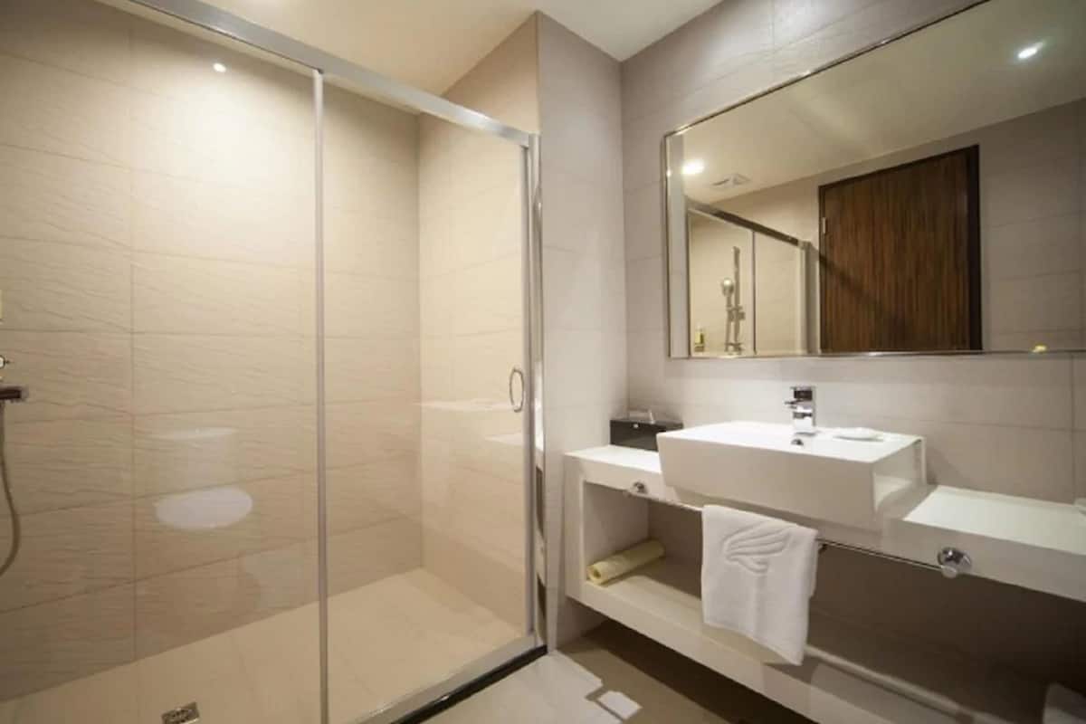 superior twin room | bathroom | shower, hydromassage showerhead, free toiletries, hair dryer