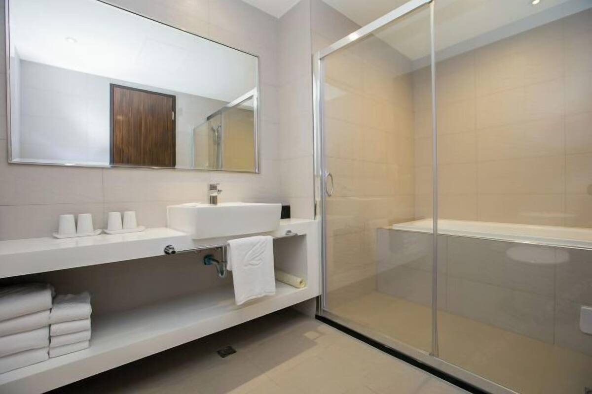 Een douche, een hydromassagedouche, gratis toiletartikelen