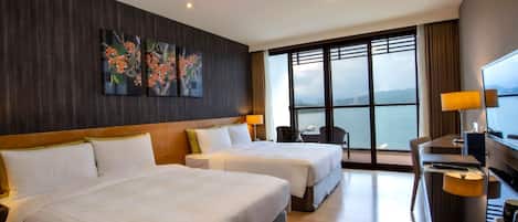 Kamar Quadruple Deluks, pemandangan danau | Brankas, meja kerja, tirai kedap cahaya, dan Wi-Fi gratis