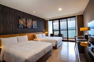 豪华湖景四人房 | 客房内保险箱、办公桌、遮光窗帘、免费 WiFi