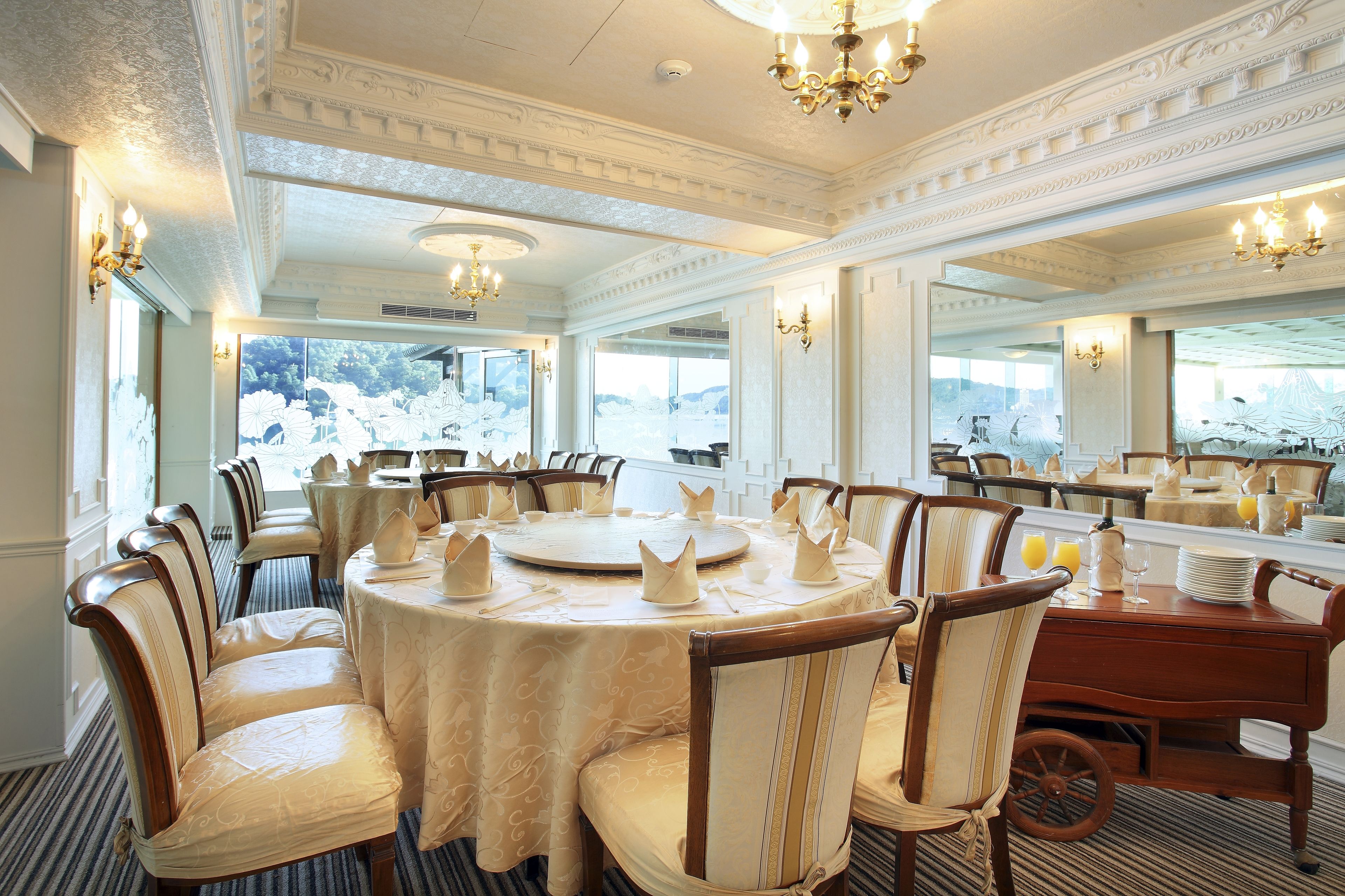 daily buffet breakfast (twd 528 per person)