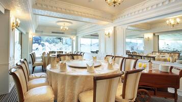 Daily buffet breakfast (TWD 528 per person)