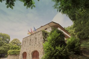 Vista frontal de la propiedad por la tarde o noche